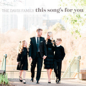 Dengarkan lagu Casting All Your Care nyanyian The Davis Family dengan lirik