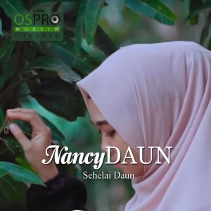 ดาวน์โหลดและฟังเพลง Sehelai Daun พร้อมเนื้อเพลงจาก NancyDAUN