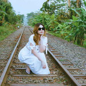 ดาวน์โหลดและฟังเพลง Ternyata พร้อมเนื้อเพลงจาก Nadia Darmawan