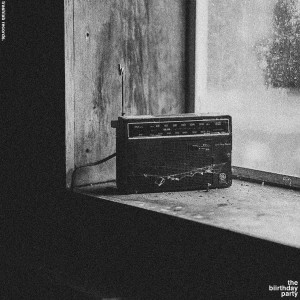 Dengarkan วิทยุกับเพลงที่เธอเกลียด lagu dari The Biirthday Party dengan lirik