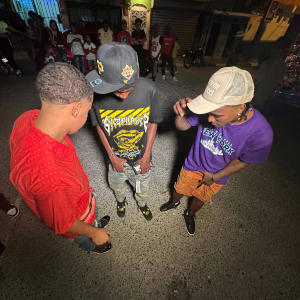 收聽Albert Taylor的Mete Para (feat. Nixon Lomii & Navili RD) (Explicit)歌詞歌曲