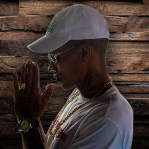 Dengarkan lagu Quer Senta pra Bandido (Explicit) nyanyian DJ PÉ NA PORTA dengan lirik