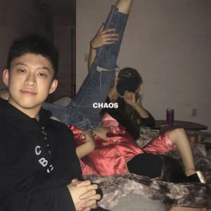 Dengarkan Chaos lagu dari Rich Brian dengan lirik