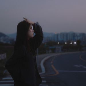 Listen to 스쳐가는 인연이 되지 마요 song with lyrics from Monday Kiz