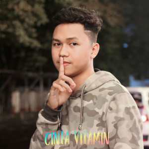 Dengarkan Cinta Vitamin lagu dari Kiki Manabung dengan lirik