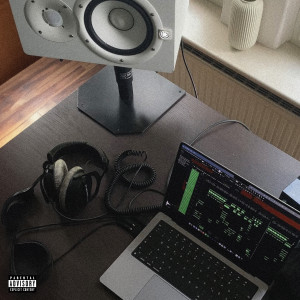 ดาวน์โหลดและฟังเพลง Airbnb (Explicit) พร้อมเนื้อเพลงจาก Kheedo