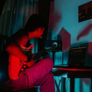 Dengarkan Eksistensi lagu dari TIRANT dengan lirik