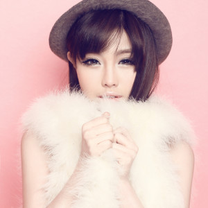 Listen to 烟圈 song with lyrics from 田丹