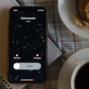 ดาวน์โหลดและฟังเพลง Astronauta พร้อมเนื้อเพลงจาก Joana Espadinha