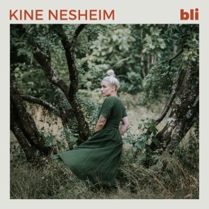 收聽Kine Nesheim的Bli歌詞歌曲