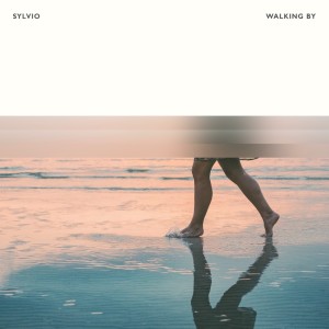 ดาวน์โหลดและฟังเพลง Walking By พร้อมเนื้อเพลงจาก Sylvio