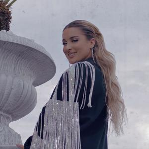 ดาวน์โหลดและฟังเพลง Hiqmu qafe พร้อมเนื้อเพลงจาก Fioralba Syla