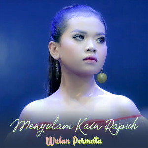 Dengarkan Menyulam Kain Rapuh lagu dari Wulan Permata dengan lirik