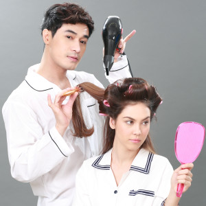 收聽โอม อัชชา的แทงข้างหลัง ทะลุถึงหัวใจ (เพลงประกอบละคร รักนี้ เจ้จัดให้)歌詞歌曲