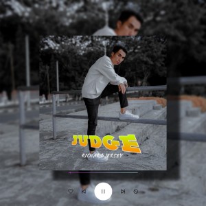 Dengarkan Judge lagu dari Richard Jersey dengan lirik