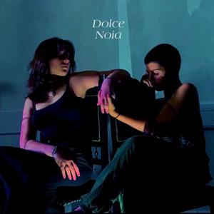 Dengarkan lagu Dolce Noia (feat. SARz) nyanyian Caïna dengan lirik