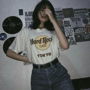 Dengarkan lagu aesthetic girl nyanyian sped up viral audios dengan lirik