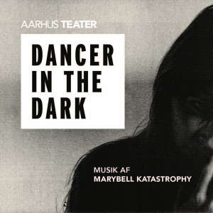 ดาวน์โหลดและฟังเพลง Svanesangen พร้อมเนื้อเพลงจาก Marybell Katastrophy
