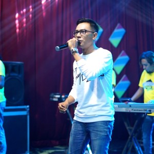 Dengarkan Dua Pilihan lagu dari Gerry Mahesa dengan lirik