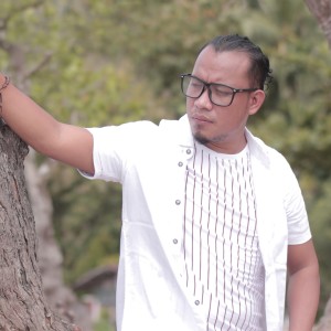 Listen to Terlalu Sadis song with lyrics from Andra Respati