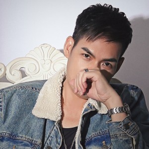 Listen to 红尘情歌+曾经心痛 (cover: 王旭) (完整版) song with lyrics from 周星濠