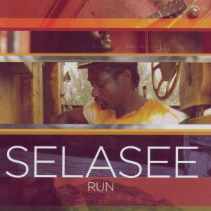 ดาวน์โหลดและฟังเพลง Holding You พร้อมเนื้อเพลงจาก Selasee Atiase