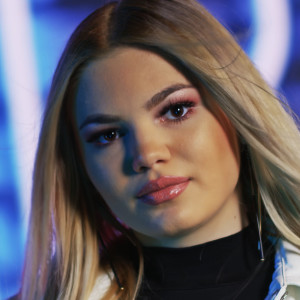 Listen to Alo, alo song with lyrics from Rebeka