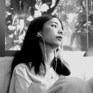 收听Follows的Shattered歌词歌曲