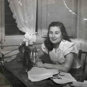 ดาวน์โหลดและฟังเพลง L'Àvia พร้อมเนื้อเพลงจาก Clara Gispert