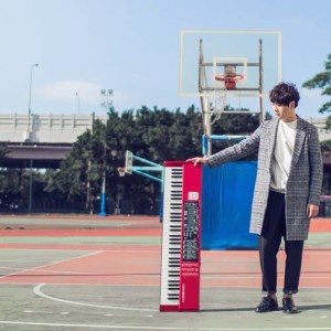 Dengarkan lagu Street Piano nyanyian 赵治德 dengan lirik