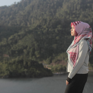 Listen to Tak Ingin Sendiri song with lyrics from Vanny Vabiola