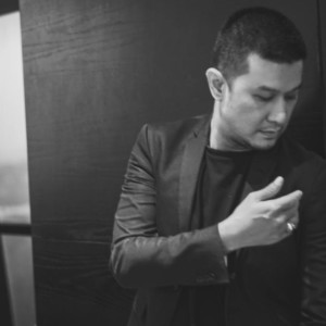 Listen to Gadis Ompong song with lyrics from Alamsyah