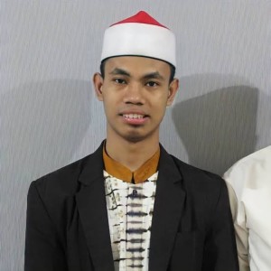 Dengarkan lagu Adzan Merdu Qori Internasional nyanyian Syamsuri Firdaus dengan lirik