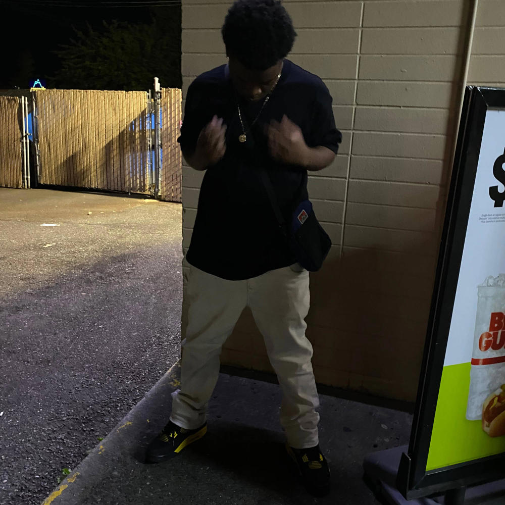 pillow talkin (feat. Lil Ynnek) (Explicit)
