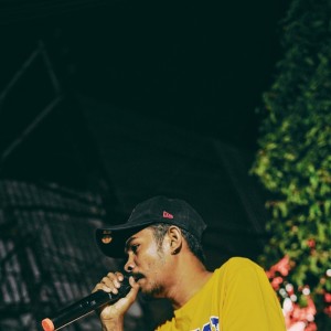 收听Carlos Hip Hop的Tong Beda (Explicit)歌词歌曲
