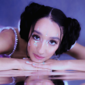 ดาวน์โหลดและฟังเพลง Starflower (Single Version) พร้อมเนื้อเพลงจาก Raveena