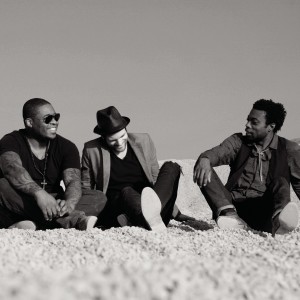 ดาวน์โหลดและฟังเพลง Let Me Let Love (Live) พร้อมเนื้อเพลงจาก Bedouin Soundclash
