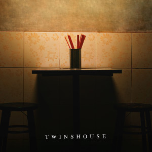 ดาวน์โหลดและฟังเพลง ติด (past) พร้อมเนื้อเพลงจาก TWINSHOUSE