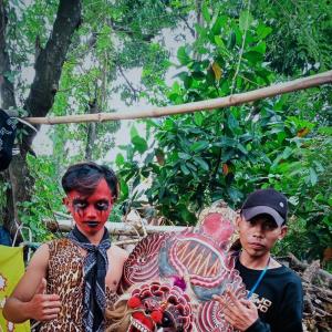 Dengarkan Rogo Samboyo Putro Tresno Kepengak Morotuo lagu dari Seni jaranan dengan lirik