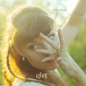 ดาวน์โหลดและฟังเพลง Divine พร้อมเนื้อเพลงจาก Liive