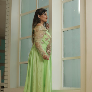 Listen to Kaun Tujhe song with lyrics from Upasna Bharadwaj