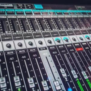 Dengarkan lagu Cek Sound Kalem Bass Horeg Lilin Putih nyanyian Om tabitha group dengan lirik