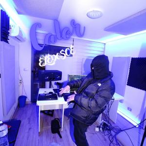 收聽ELEDOSCE的CALOR歌詞歌曲