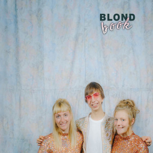 Dengarkan Book lagu dari Blond dengan lirik
