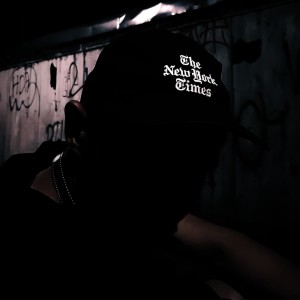 收聽Emzo的Biru (Explicit)歌詞歌曲