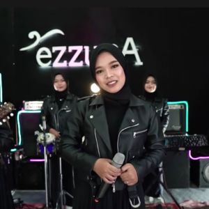 Listen to Huwannur (Qasidah) song with lyrics from Ezzura