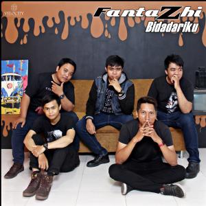 ดาวน์โหลดและฟังเพลง Cinta memang Egois พร้อมเนื้อเพลงจาก Fantazhi
