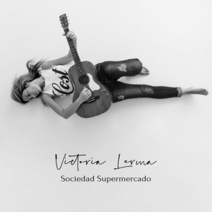 Dengarkan lagu Sociedad Supermercado nyanyian Victoria Lerma dengan lirik