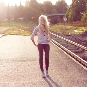 ดาวน์โหลดและฟังเพลง Sister พร้อมเนื้อเพลงจาก Frida Andersson