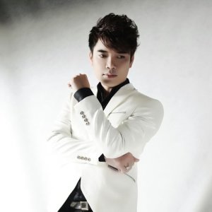 ดาวน์โหลดและฟังเพลง Người Đứng Sau Hạnh Phúc (Remix) พร้อมเนื้อเพลงจาก Lưu Gia Bảo